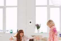 Intelligente, la régulation " Easy Control CT 200 » détecte le rythme de vie des habitants et anticipe leurs besoins. Elle utilise même le GPS du smartphone pour mesurer l'éloignement par rapport au domicile ! Économies attendues : jusqu'à 25 %.