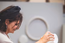 Marie Michielssen dans son atelier, installé au cœur de la manufacture Serax à Kontich dans la banlieue d'Anvers, en Belgique.