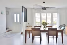 Dans un espace ouvert, l'entrée trouve malgré tout sa place. Entre verrière et tapis façon carreaux de ciment, l'espace est délimité. Réalisation ADC l'Atelier d'à Côté