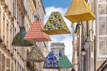Dans les rues de Paris Déco Off, les lampes couvertes des tissus des éditeurs de l'évènement.