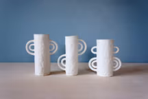 Les Vases blancs (2015), fabriqués selon la technique des colombines qui consiste à rouler l'argile entre les doigts.