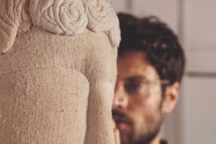 Sergio Roger : l'artiste réinterprète la beauté antique en sculptures textiles