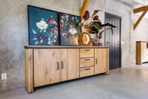 Le buffet s'adapte à la taille du salon. Buffet Farmland, 150 cm, 1199 euros (dont 5,20 euros d'éco-part) | 180 cm, 1399 euros (dont 5,20 euros d'éco-part) | 210 cm, 1499 euros (dont 9,50 euros d'éco-part). 240 cm, 1699 euros (dont 9,50 euros d'éco-part). H&H