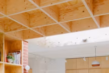 Surprise, la structure en contreplaqué se poursuit au plafond. A la clé, une atmosphère néo-chalet, qui revendique son caractère douillet, sans rien perdre de son allure contemporaine.