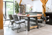 Chaise Tygo en tissu Savannah, 249 euros (dont 1,70 euro d'éco-part). Banquette Tygo 160 cm en tissu Savannah 649 euros (dont 4,50 euros d'éco-part). H&H.