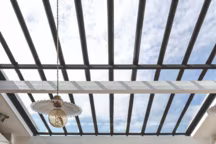 Un refuge en apesanteur traversé par la lumière