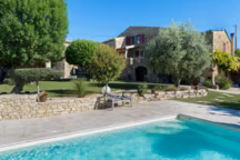 Si la superficie du bassin est supérieure à 100 m2, la demande de permis de construire est obligatoire. Dalles Carré d'Arc.