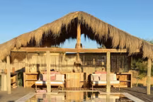 Au bord de la piscine de cette propriété dominant les rizières, la dépendance a un air quasiment " pastoral ».