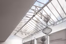 Sous une verrière, le vocabulaire de la galerie s'anime de matériaux sensibles. Å’uvres uniques et éditions d'artistes construisent une scène où mobilier et sculptures forment des combinaisons intuitives.