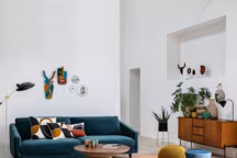 Dans une maison cosy et chaleureuse, la bouclette s'immisce pour ajouter sa dose de confort.