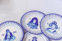 Assiettes en carton peintes dans le style de la faïence de Delft pour une exposition à New York dans les magasins Bergdorf Goodman.
