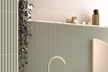 Avec une autre perspective et de nombreuses possibilités, le carrelage à relief ouvre de nouveaux univers créatifs pour le carrelage (en photo : carrelage Calo Onda, Surface).