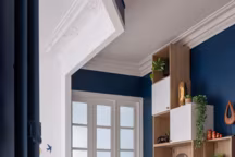 Bibliothèque dans le couloir : un aménagement gain de place !