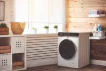 Pensez à prévoir des rangements près de votre machine à laver, afin d'entreposer la lessive, l'adoucissant ou encore les pinces à linge.