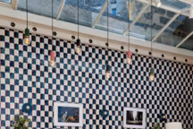 Décontracté, coloré, précis, inspiré par l'ailleurs... Le style Sarah Lavoine se distingue. Tables basses, appliques, suspension et lampadaire Riviera.