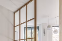 Un appart rénové autour d'une cour privative et son jardin d'hiver