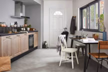 Cuisine Tradition, finition chêne flotté, portes en chêne massif finition unie laquée couvrante mat pour le chêne poivre, chêne tourterelle, chêne blanc et chêne sauge, portes chêne massif finition vernie teintée mat pour le chêne naturel, chêne flotté, épaisseur 20 mm, poignée non fournie, cuisine montée, certification PEFC 10-32-2153, prix sur demande en magasin, Lapeyre.