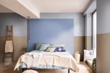 En photo : peinture Terre d‘Argile, Bleu Vintage et Gris Angora, disponible dès maintenant en 3 formats Crème de couleur Aspect satin 2,5L, 0,5L et test, et en machine à teinter. Dulux Valentine.