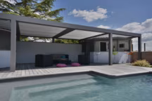 Design et fonctionnelle, la pergola bioclimatique SIB permet d'ouvrir la maison sur l'extérieur. Une pièce en plus, utilisable toute l'année...