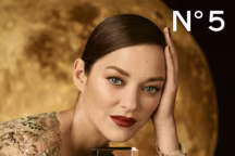 Marion Cotillard dans une campagne publicitaire pour N°5, photographiée par
Steven Meisel, 2020