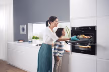 L'un des atouts du nouveau four Dual Cook Flex ? Il est doté  d'une porte à double ouverture. Il est donc désormais possible d'ouvrir la cavité du haut
sans ouvrir celle du bas, et ce sans aucune pas incidence sur la
cuisson ni de perte de
chaleur. Four Samsung