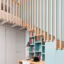 La structure de l'escalier accueille un bureau bien aménagé