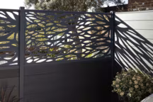 Le brise-vue " Blooma Neva » est composé d'un panneau décoratif en aluminium (L 177 x H 88 cm, 209,90 €) et de lames en composite (28,50 € le lot de trois). L'ensemble est monté sur des poteaux (4 dimensions, à partir de 32 € l'unité).