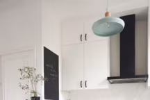 La cuisine quant à elle est plus ouverte sur l'espace de vie, et beaucoup plus pratique. Les meubles blancs permettent à la cuisine de se fondre dans le salon.
Rénovation d'une meulière à Clamart par l'agence ADC l'atelier d'à côté