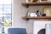 Avec ses lignes singulières, le fauteuil Northon est un élément au coeur du salon.