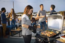 Barbecue sur un rooftop avec le Barbecue Weber Pulse.