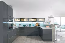 Plus d'info : cuisine Reno, façade en panneaux de fibres laqué 5 couches rubis brillant. Structure en panneaux de particules mélaminé blanc. Arrière en panneaux de fibres laqué blanc. Poignées en métal. _ Haut de 40 cm. Haut de 80 cm. Bas de 40 cm. Bas four/plaque de 60 cm. Bas sous-évier de 80 cm, 1569 euros (prix selon implantation type), Conforama Cuisine.