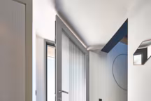 La porte vitrée est idéale pour apporter une belle luminosité à l'intérieur, dès l'entrée. En photo : porte d'entrée Voile de la gamme Eclat, ouvrant vitré bois-aluminium épaisseur de 67 mm, crémone de sécurité avec 5 points de verrouillage (hors modèles cintrés), cylindre de sécurité avec 5 clés et disque de reproduction. Double béquille avec rosace ronde ton inox, paumelles réglables tridimensionnelles et caches-paumelles ton inox. Extérieur aluminium. Intérieur bois. Double vitrage retardateur d'effraction dépoli, motif sablé sérigraphie gris métal. Performance de 1,3 W/m².K. Prix variable selon dimensions et finitions.