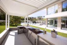 Idéale pour aménager une cuisine extérieure secondaire, la pergola Kedry Skylife est bioclimatique et ultra-modulable. KE FRANCE.