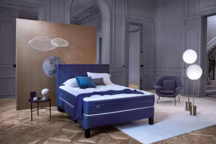 Plus d'info : matelas Léonides, confort ferme, ressorts multi-actifs®, hauteur 32 cm, face hiver : laine, cachemire et fibres, face été : soie naturelle et fibres, 4 poignées horizontales brodées, tissu jacquard traité antibactériens et antiacariens, bandes latérales disponibles en version tissu jacquard ou coloris déco (6 coloris), fabrication française, 7 ans de garantie sommier et matelas, 5 ans de garantie matelas, entre 2000 et 4500 euros, Epéda.