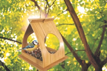 Esprit tipi pour cette mangeoire en bambou tendance. Pratique à accrocher grâce à sa cordelette et astucieuse avec son système d'évacuation d'eau, cette mangeoire est aussi fonctionnelle qu'élégante avec son design d'inspiration nordique. Mangeoire Strück d'Hamiform. 18,95 euros chez Truffaut.