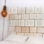 Une tête de lit avec des livres anciens