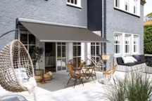 Ce store banne est équipé d'une toile gris ardoise haute résistance, subtilement chinée. Collection " Essential », référence ORC 8203 120. Dickson®