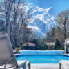 Volupté d'une piscine chauffée à 30° avec vue sur les sommets pour se remettre d'une journée sur les pistes de ski. Le soir, la plus grande terrasse de Chamonix s'égaie d'animations autour des braseros.