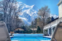 Volupté d'une piscine chauffée à 30° avec vue sur les sommets pour se remettre d'une journée sur les pistes de ski. Le soir, la plus grande terrasse de Chamonix s'égaie d'animations autour des braseros.