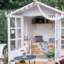 Un abri de jardin comme une cabane pour un coin détente au fond du jardin