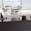 Gain de place et ultra-design, les tables de cuisson avec hotte intégrée se développent sur le marché. Table de cuisson à induction KMDA 7634 FL avec hotte intégrée avec deux zones de cuisson PowerFlex et l'évacuation des buées à fleur de plan. 3 704 euros. Miele.