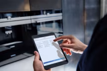 Il suffit de télécharger l'application Home Connect pour piloter mais aussi surveiller ses appareils électroménagers Siemens à partir de son smartphone ou de sa tablette.