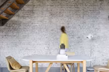 Une table de ferme pour une salle à manger à l'esprit campagne