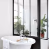 15 salles de bains gagnent en cachet grâce aux verrières