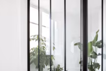 15 salles de bains gagnent en cachet grâce aux verrières