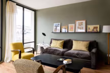 Ce séjour est situé près de la fenêtre afin de profiter de la lumière du jour dans la journée. Nicolas Aubert-Maguéro. Maéma Architectes.