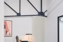 Ouvert, le bureau Confident devient un bureau fonctionnel avec sa tablette coulissante pour ranger l'imprimante. Gautier.