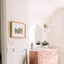 La commode se transforme en meuble vasque rose...