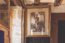 Collection de grès flammés "Denbac" des années 20 en provenance de la région de Vierzon, gravure du XIXe siècle représentant un soldat laboureur et maie de campagne du XVIIIe siècle en chêne.