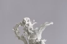 Vases symbolisant les éléments Feu et Eau, Vase au médaillon de Louis XV
Johan Joachim Kaendler (1706-1775).